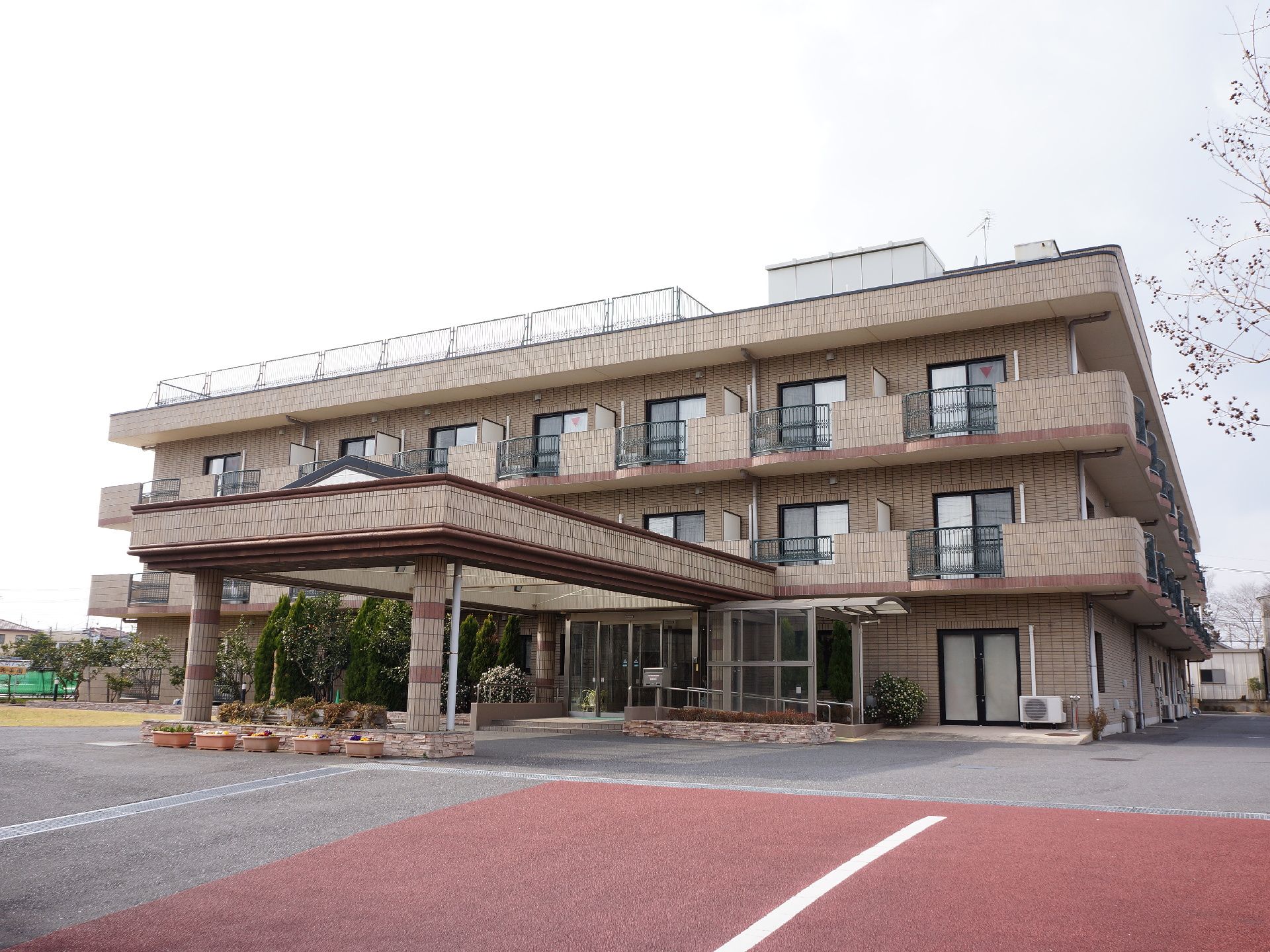地上3階建ての建物である。アイボリー系で落ち着いた雰囲気である。2階と3階の各部屋には、ベランダがある。駐車場も用意されている。