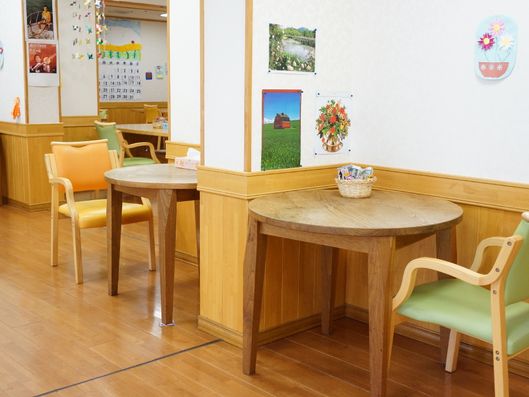 食堂にあるテーブルとイス