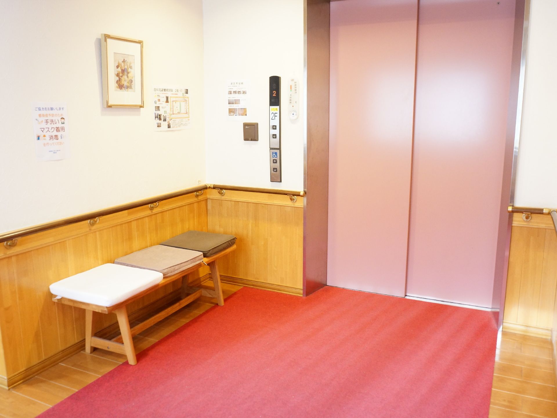 エレベーター付近には、歩行に無理のないように全ての壁に手すりが設置されている。休憩が出来るように、ベンチコーナーもある。