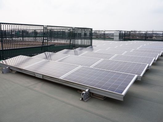 ずらりと並ぶソーラーパネル