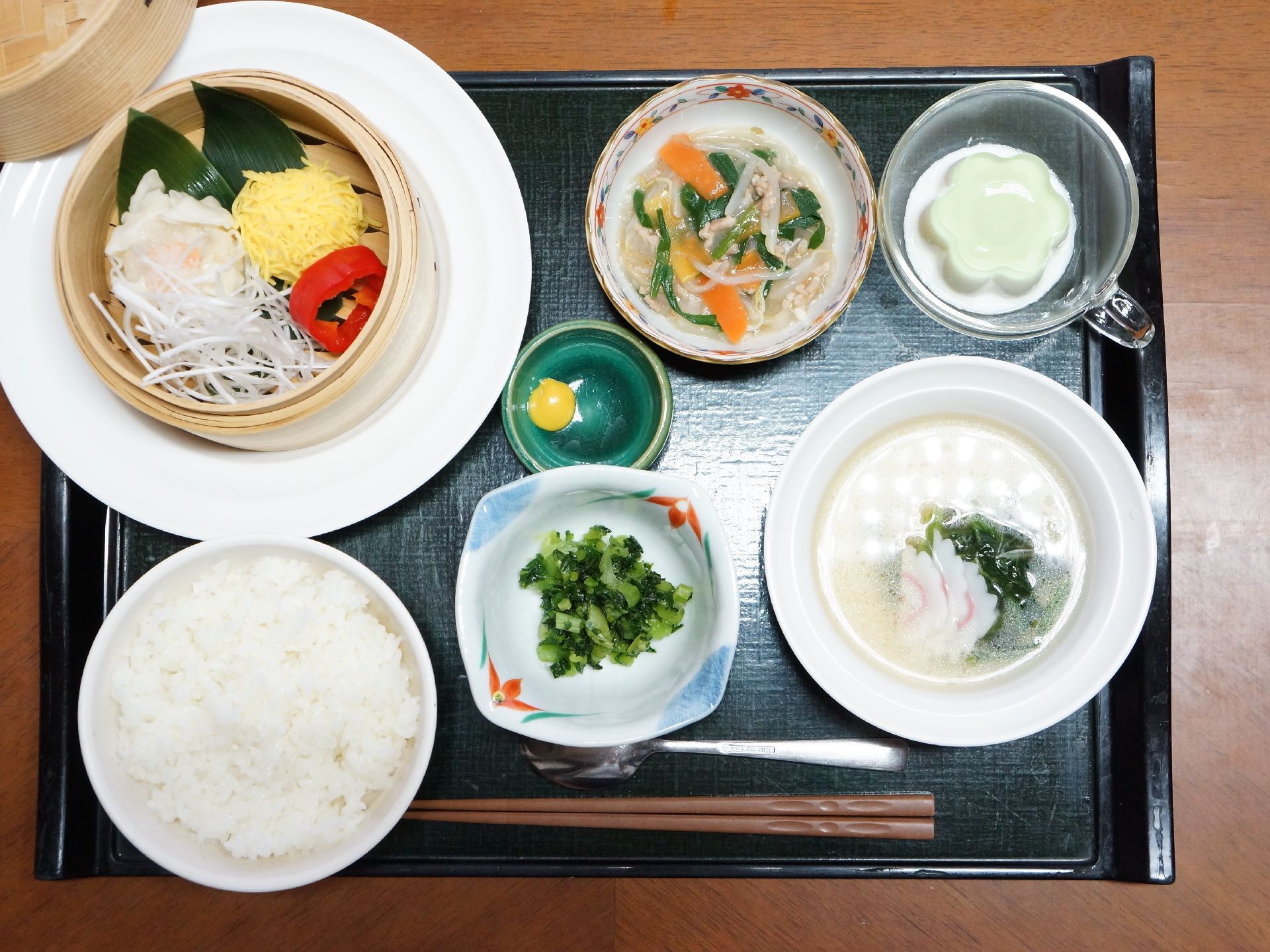 ごはんや蒸し物、汁物などの7品のメニューである。栄養バランスがとれており、彩りも鮮やかで食欲がわくようにしてあります。