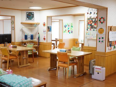壁にいろいろな創作品が飾られている、明るい雰囲気の食堂
