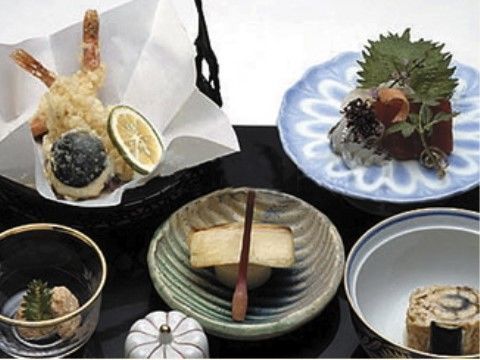 趣のある食器に盛り付けられた、本格的な和風のお食事