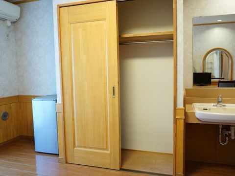 居室内にはクローゼットが設置されている。高さも幅も奥行きもじゅうぶんにあり、衣類の和洋や長短を問わず収納が可能である。