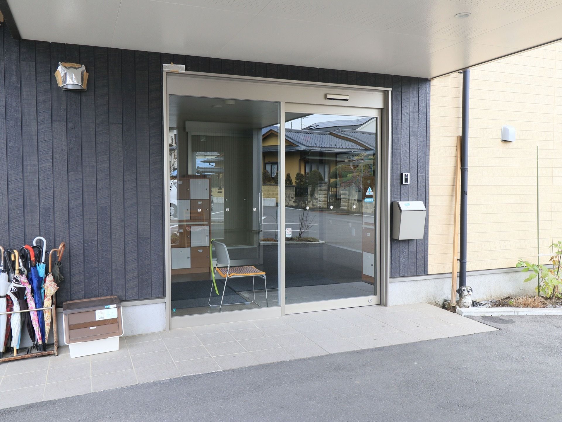 施設玄関には、片開きの自動扉が設置されている。内外の様子がわかりやすくなっているため、危険回避できる。