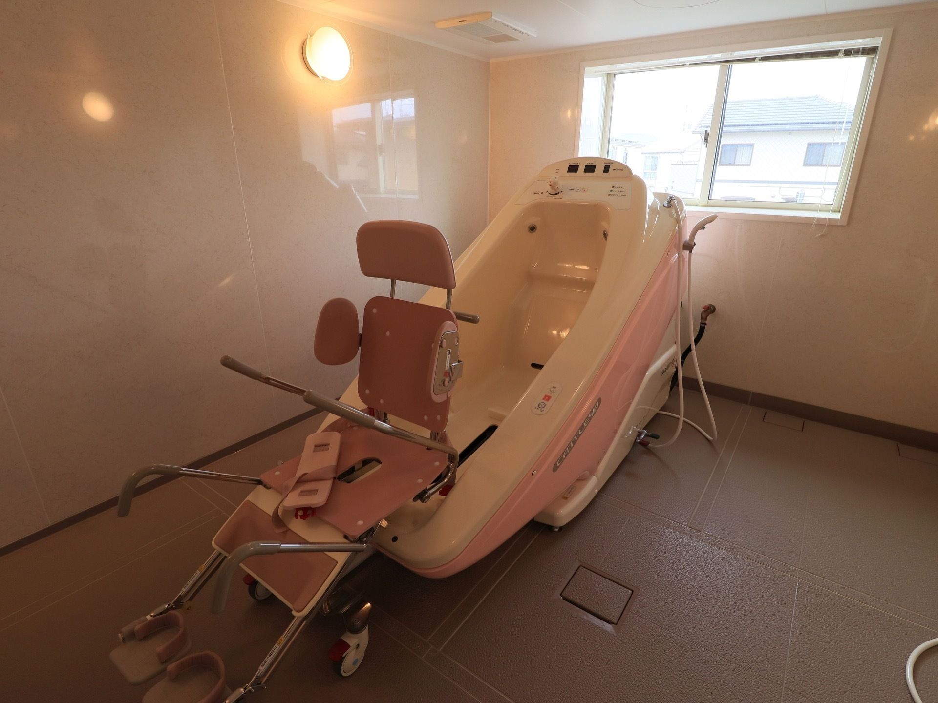 特殊浴室には、座ったままで入浴が可能な介護入浴機器が設置されている。医療依存度の高い入居者様にご利用いただける。