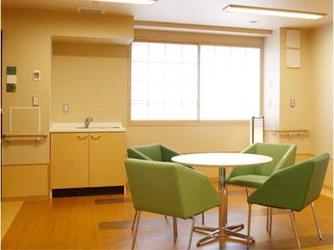 深川立川病院付属 扇苑南砂。たくさんのおしゃべりを通して入居者様同士の親睦・交友を深めていただけます。
