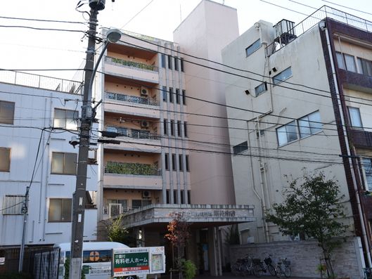 施設玄関口付近の外観