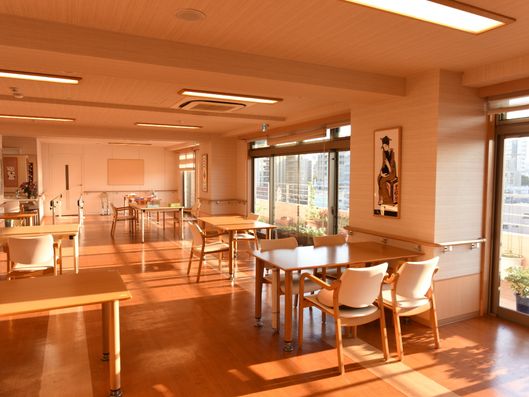 複数の絵が飾られた広い部屋