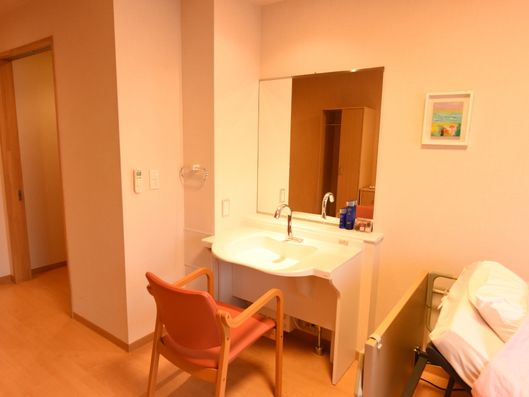 洗面スペースとベッド