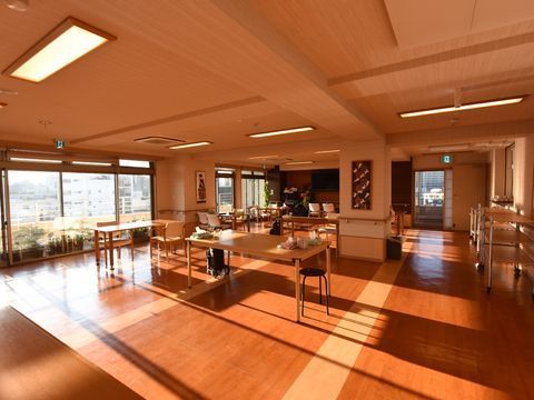 窓が多く広い部屋である。光がくまなく差し込み、ベランダからの見晴らしも良い。いくつものテーブルとイスが設置されている。