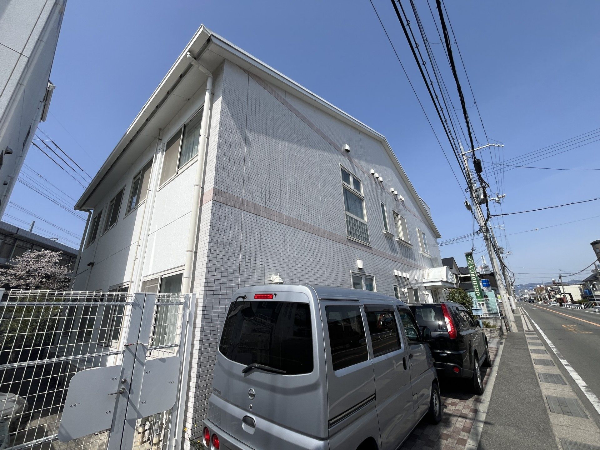 建物の外観と駐車場