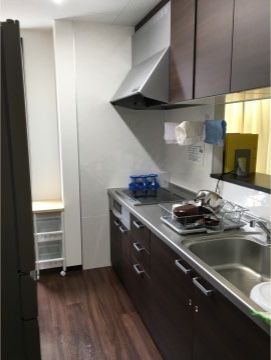 一般住宅と変わりない設備の整ったキッチンが用意されている。時には入居者様も食事の用意を手伝っている。