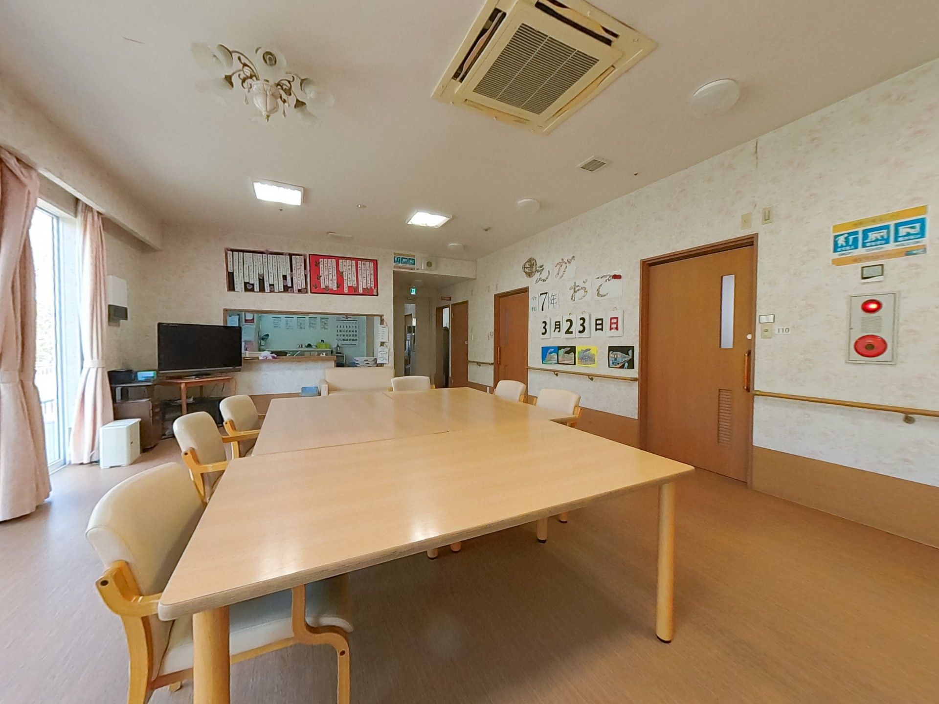広いテーブルのある部屋