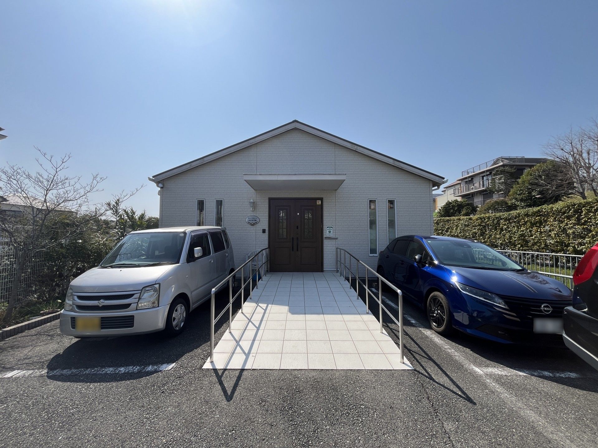 スロープ付きの建物入口