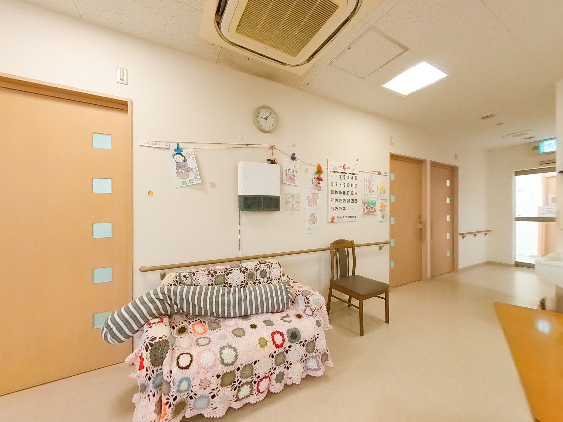 手作り作品が飾られた廊下