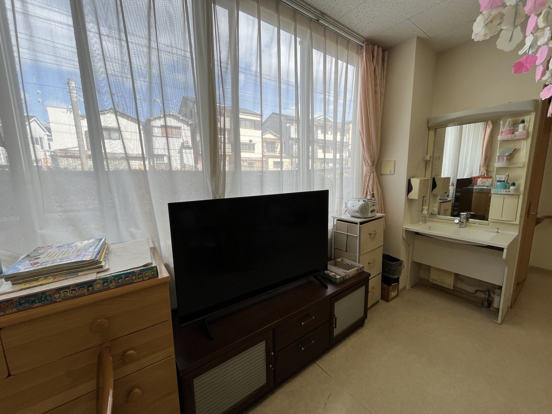 窓際の明るい部屋