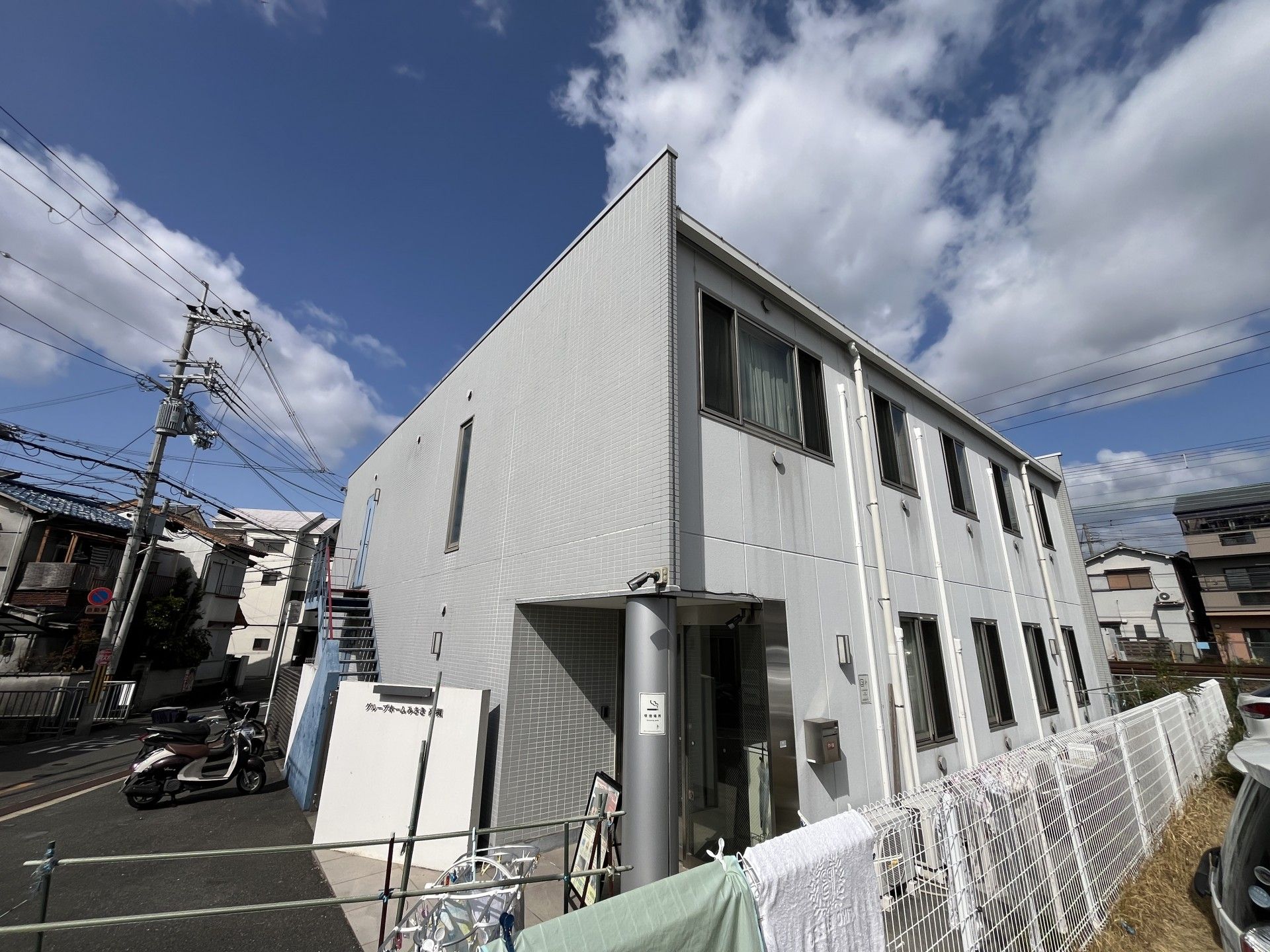 笑顔で話す高齢女性と女性ケアマネジャー