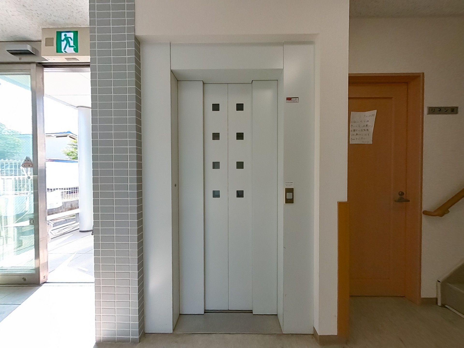 安全なエレベーターの入口