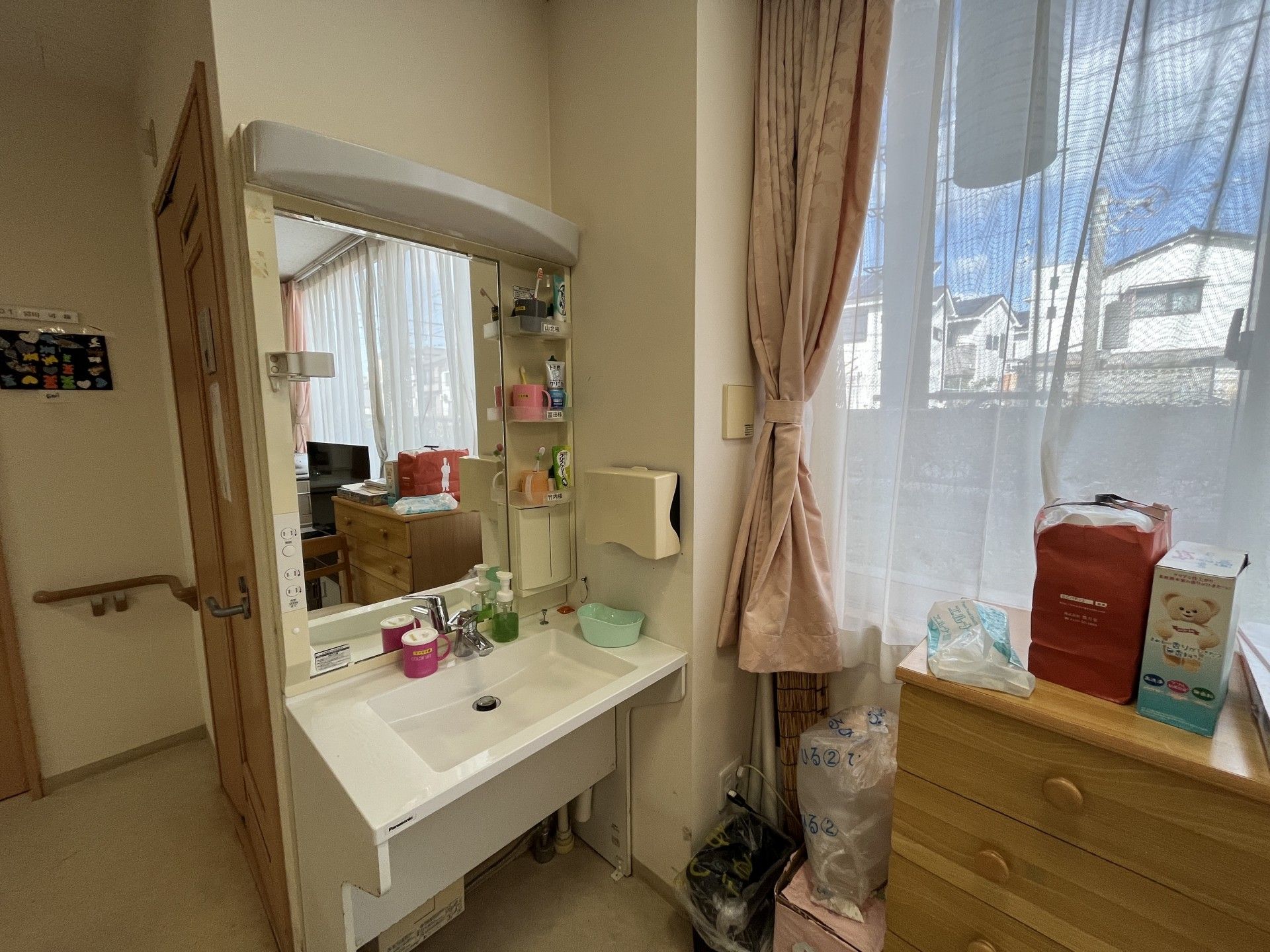 洗面台と窓のある部屋