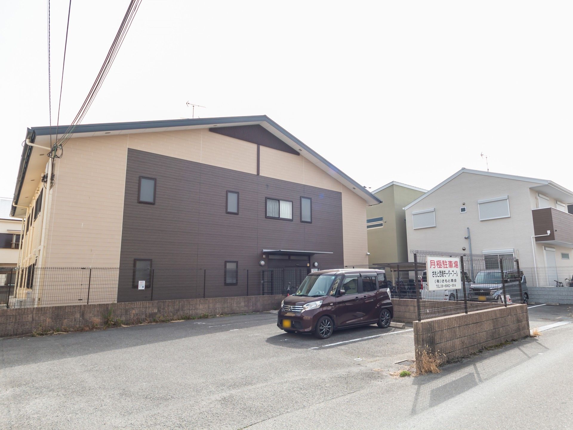 駐車場のある建物外観