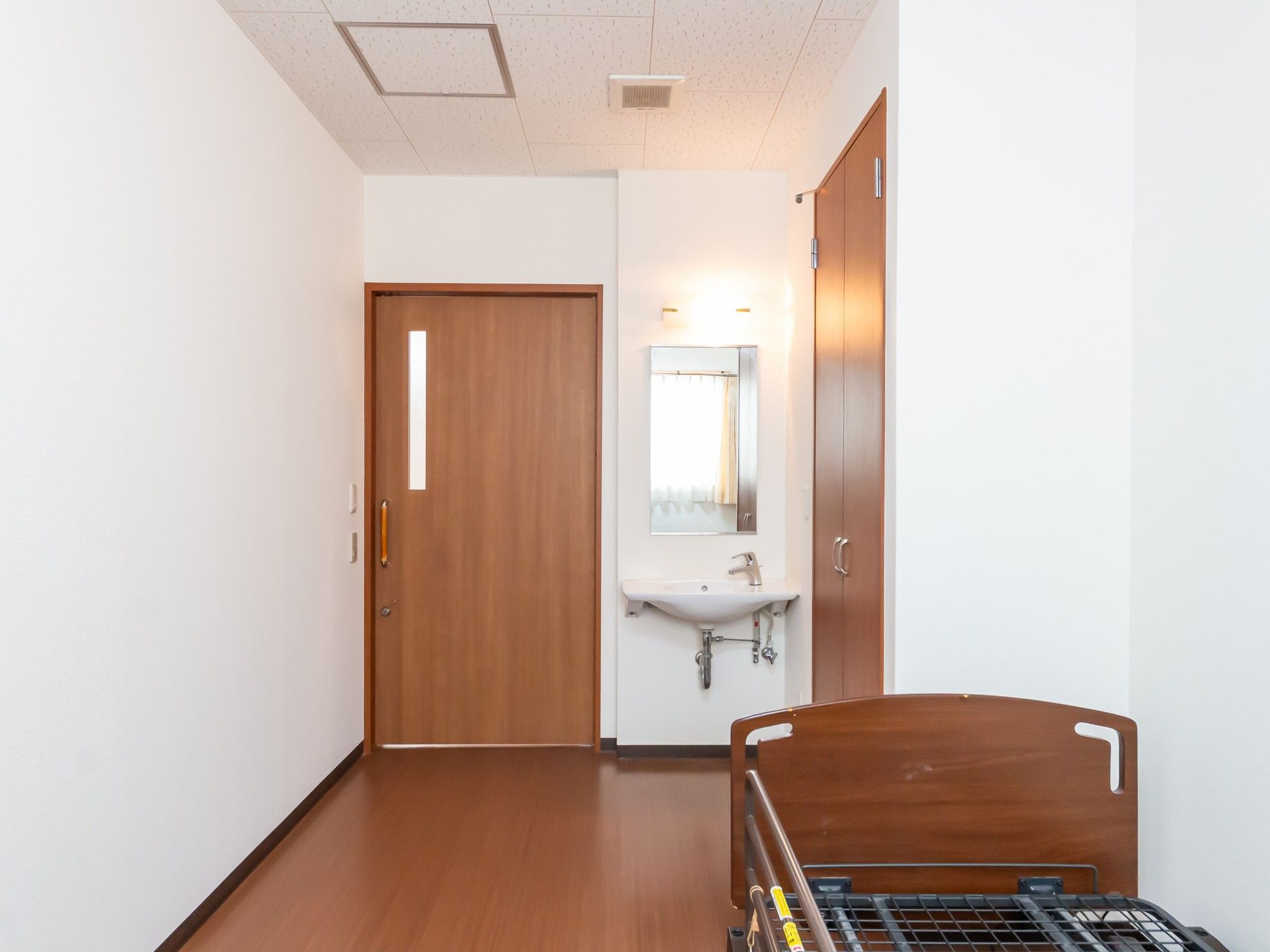 シンプルな居室の一角