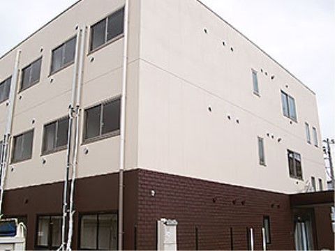 3階建ての建物でデザインもお洒落な外観になっている。窓も多くつけられており、日差しを取りいれる工夫がされている。