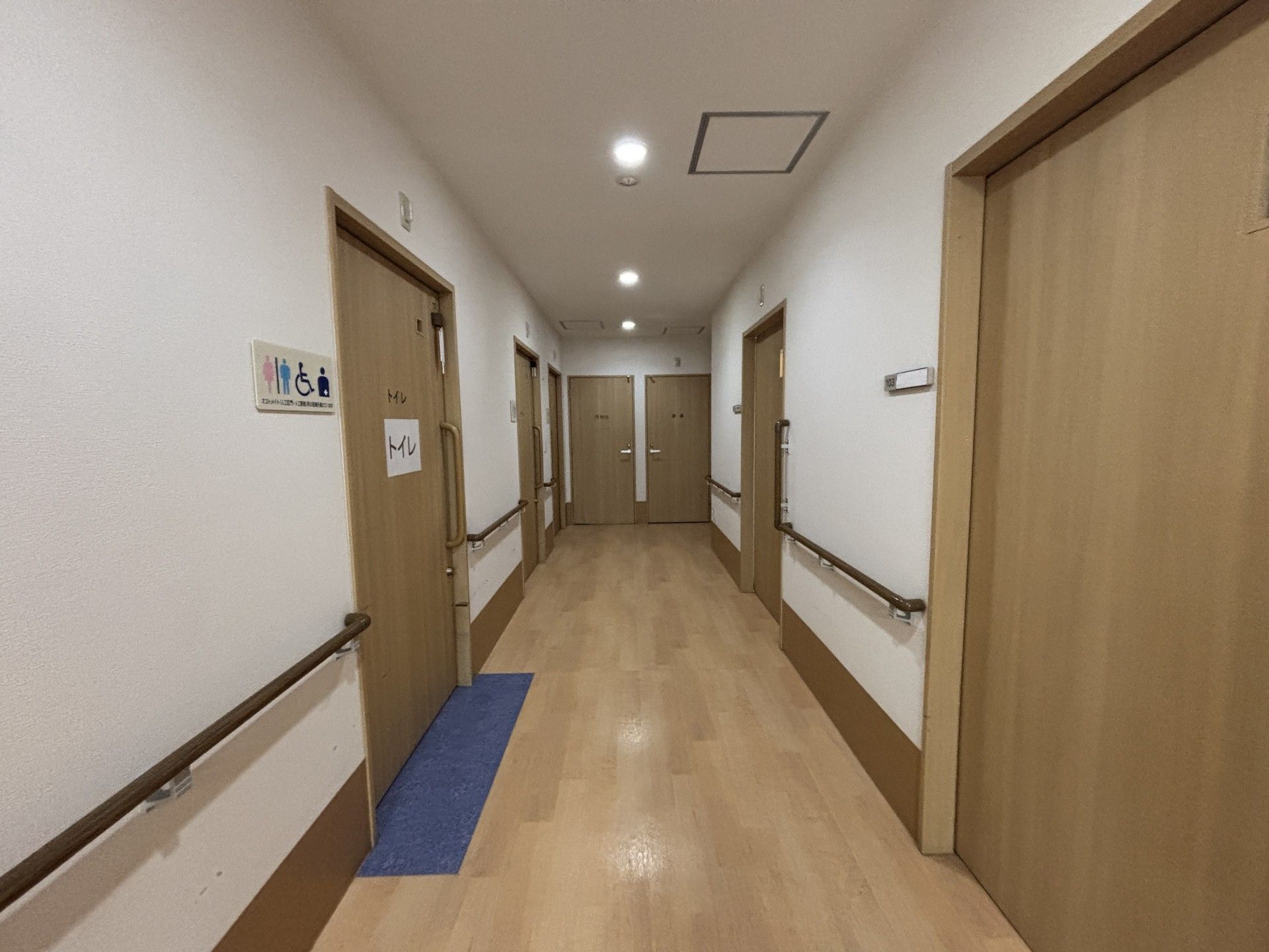 手すり付きの廊下