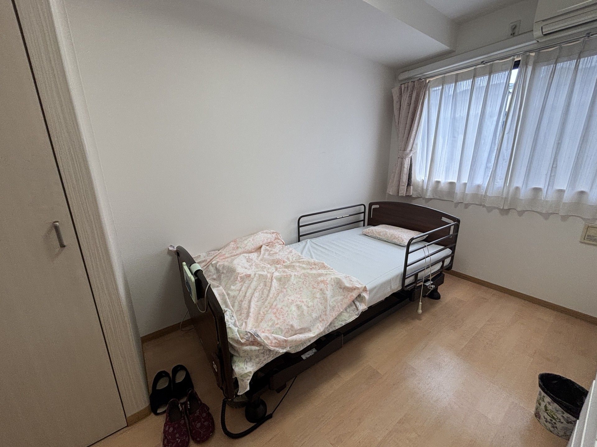 シンプルな個室のベッド