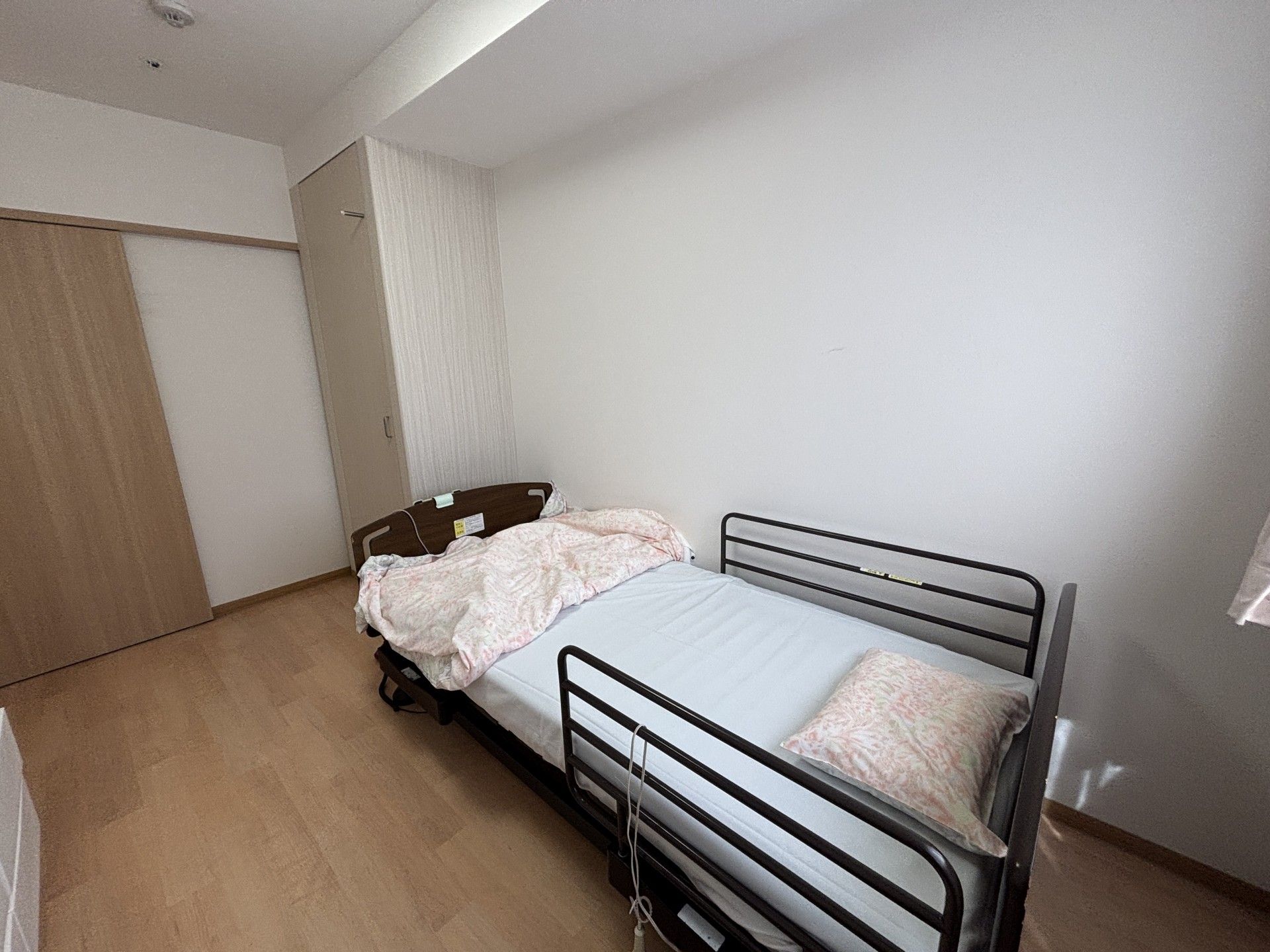 シンプルなベッドの部屋