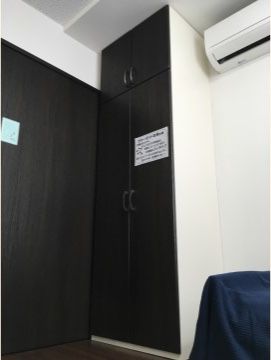 整ったクローゼットの居室