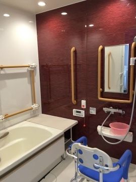 浴室は一部が色の違う壁となっていて、モダンな雰囲気である。ナースコースが完備されているので、安心して入浴を楽しめる。