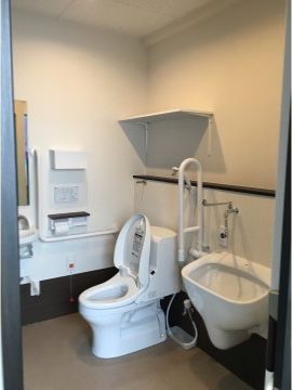 トイレには洋風便器とＬ字型の手すり、可動式の手すり、ペーパーホルダーが２つ設置されている。ナースコールも完備されている。