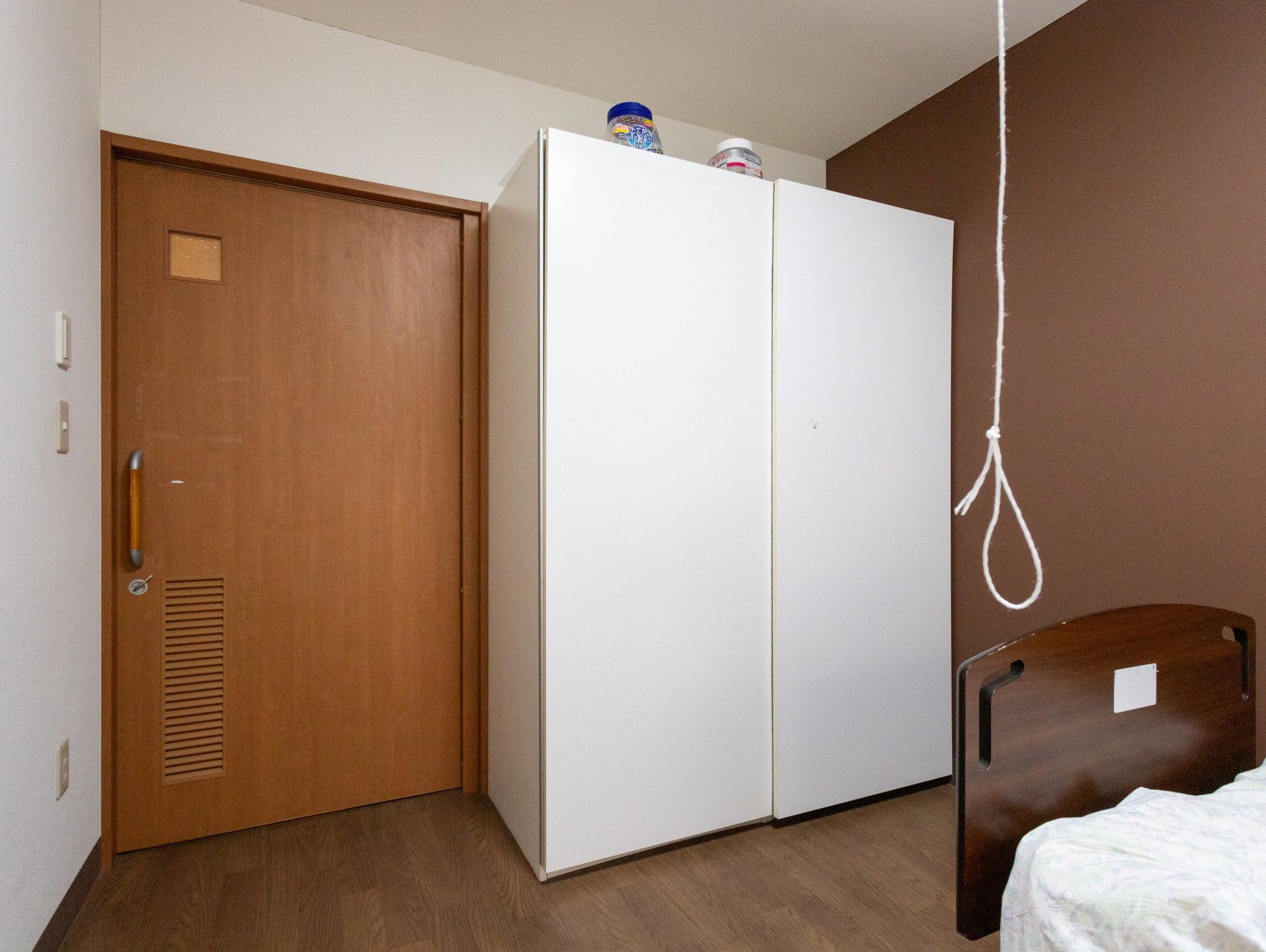 落ち着いた色調の部屋