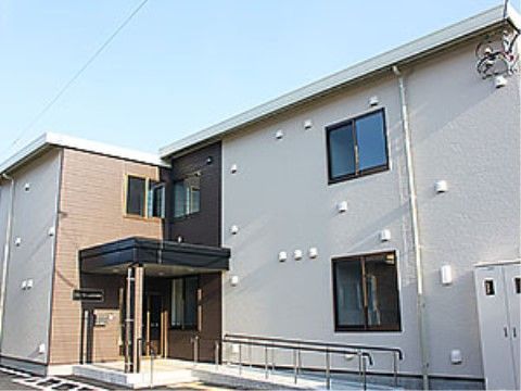 玄関ポーチには屋根があるので、雨の日の出入りも快適である。入り口横の壁には施設名のプレートと、ポストが設置されている。