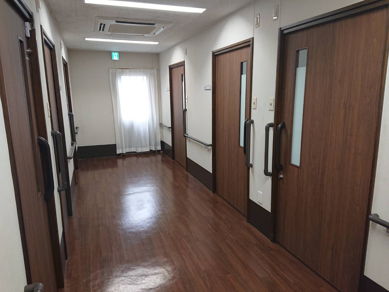 手すり付きの廊下