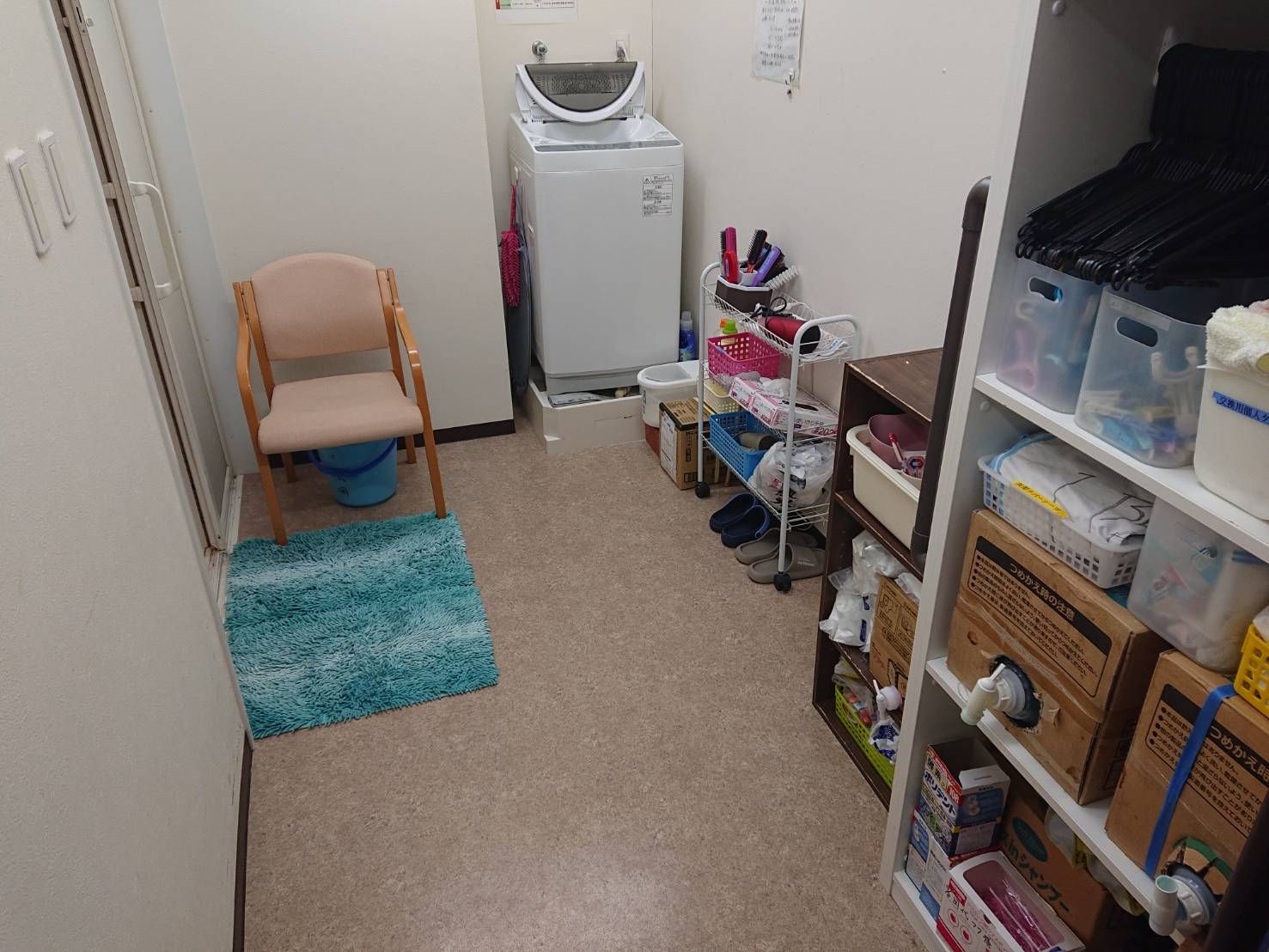 洗濯機と収納棚の部屋