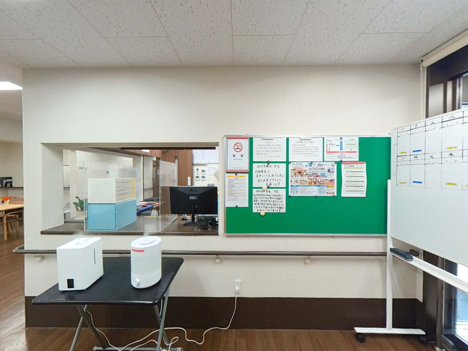 掲示板と受付カウンター