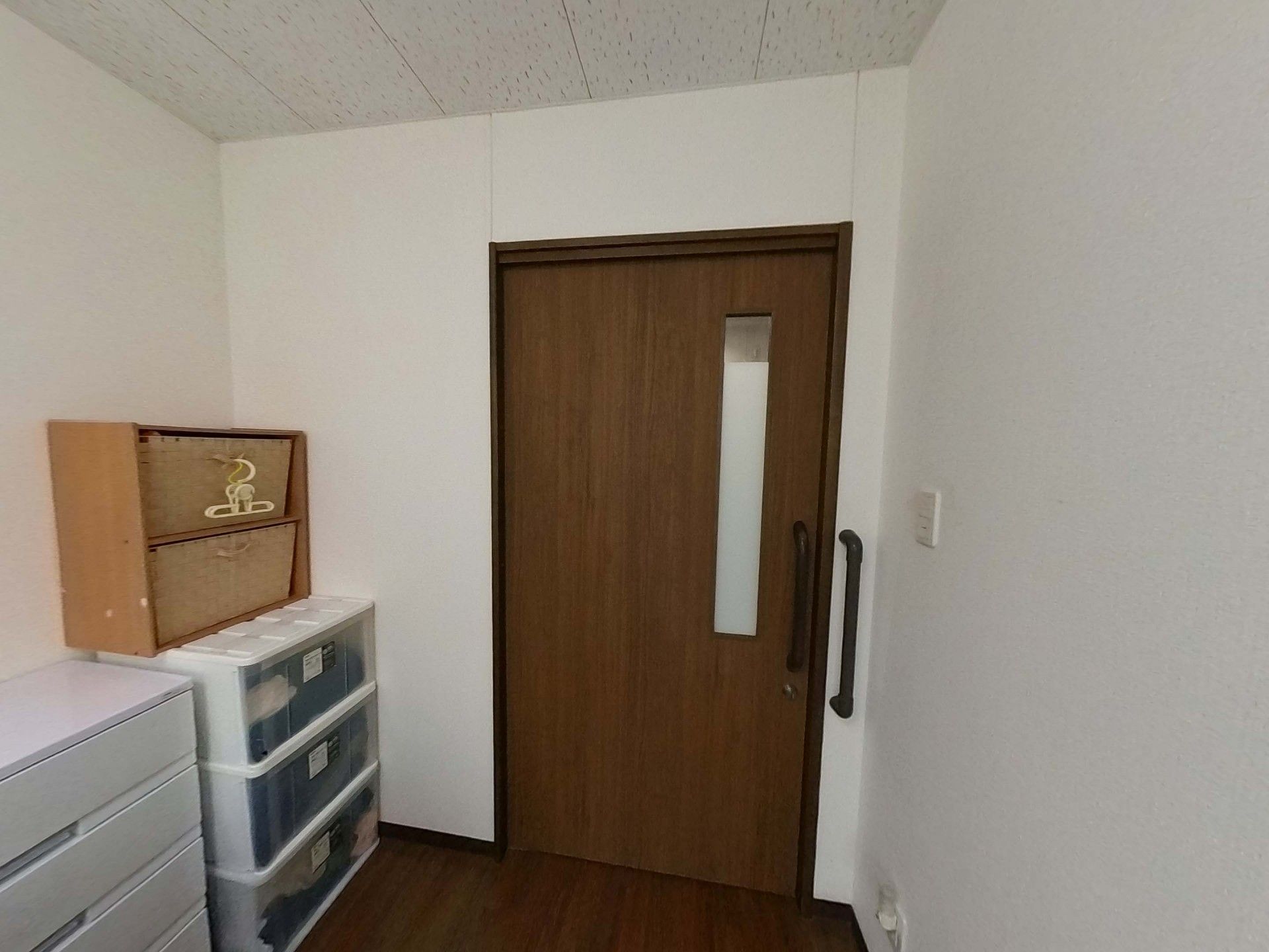 収納と扉のある部屋
