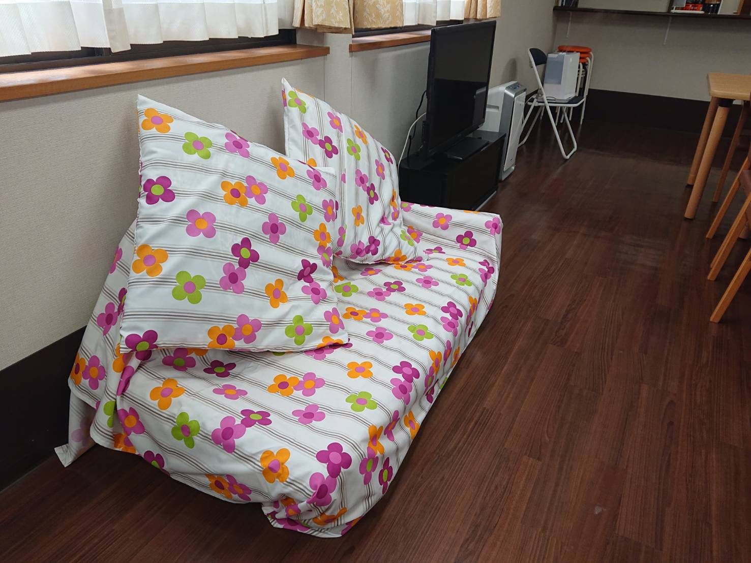 花柄のソファがある部屋