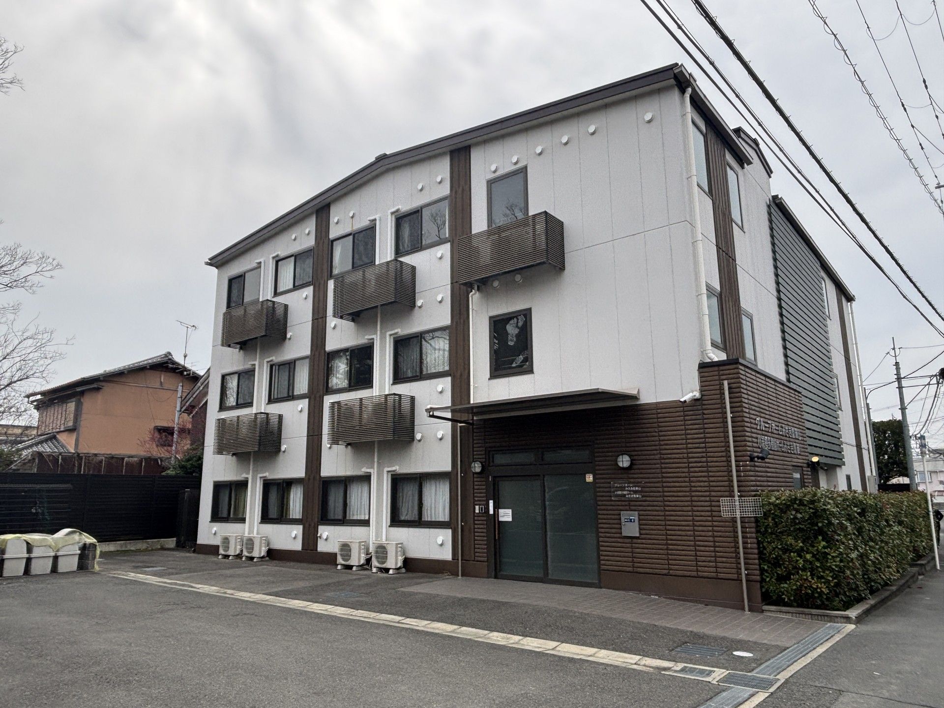 落ち着いた外観の建物