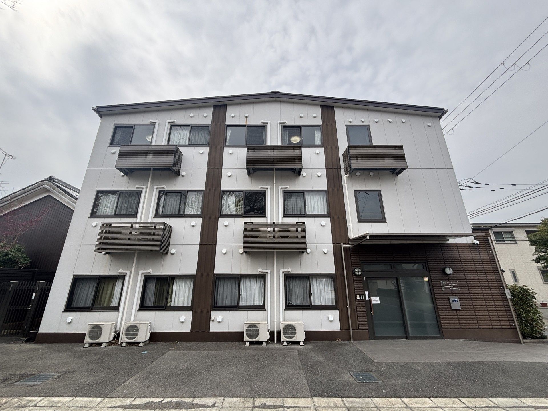 落ち着いた外観の建物