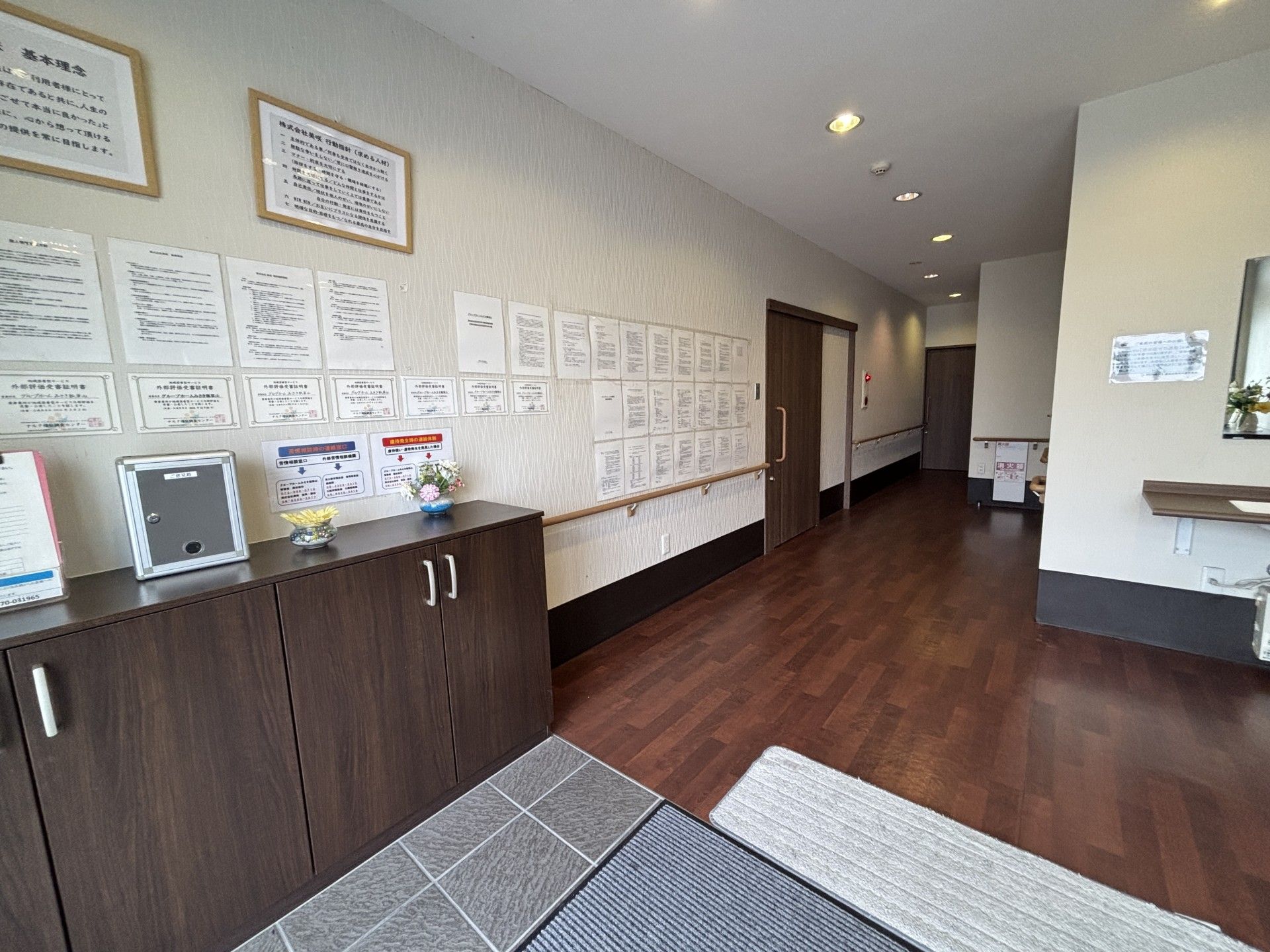 案内掲示のある廊下