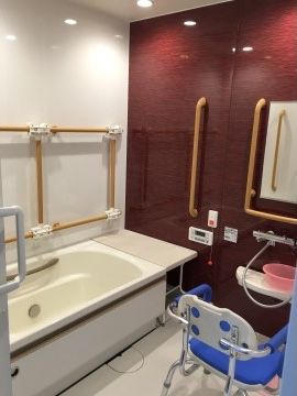 浴槽の横にはバスボードの役割をする台が置かれている。シャワーのある壁には鏡と小さな台があり、台の上には洗面桶がある。
