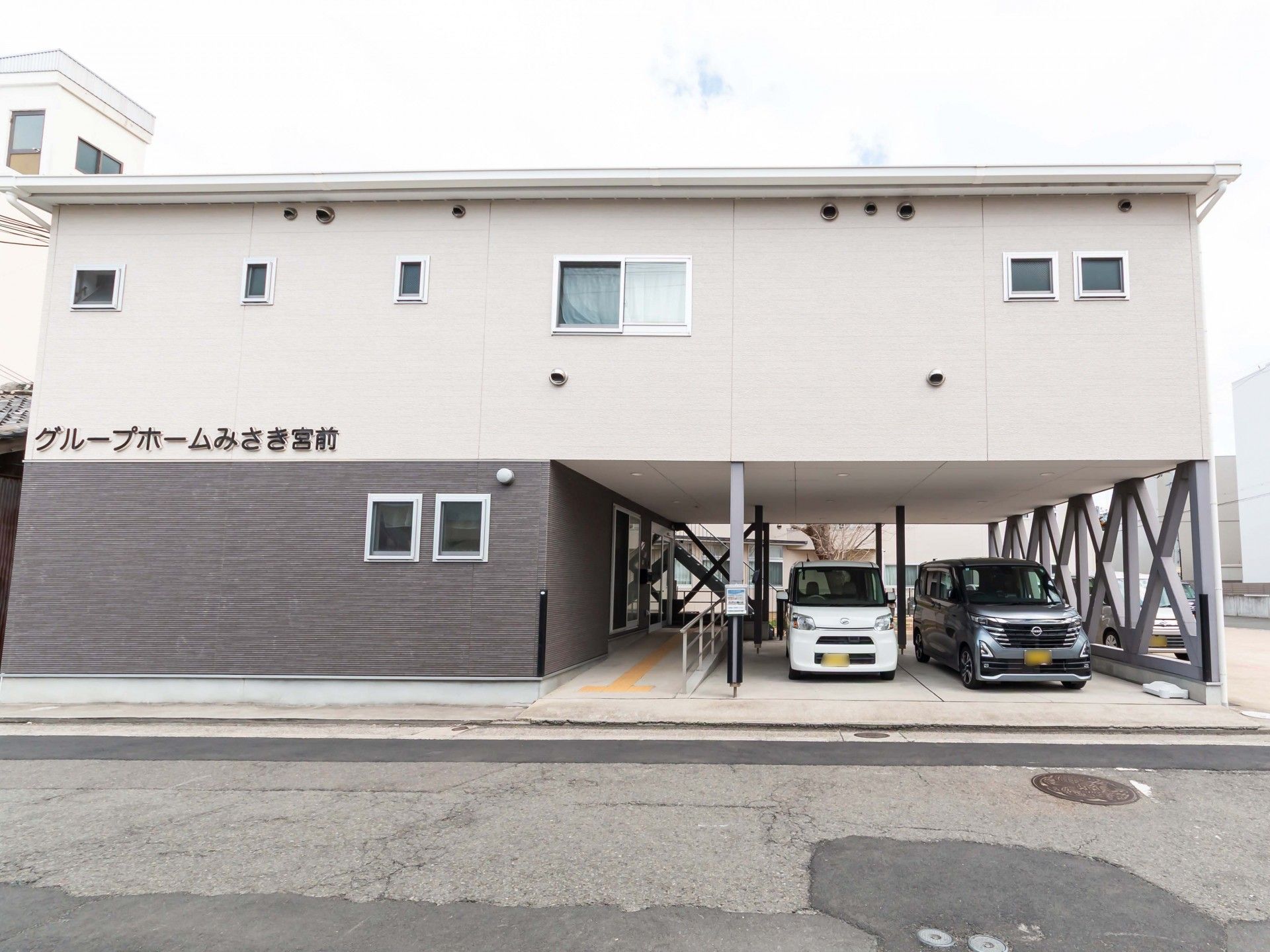建物の正面玄関