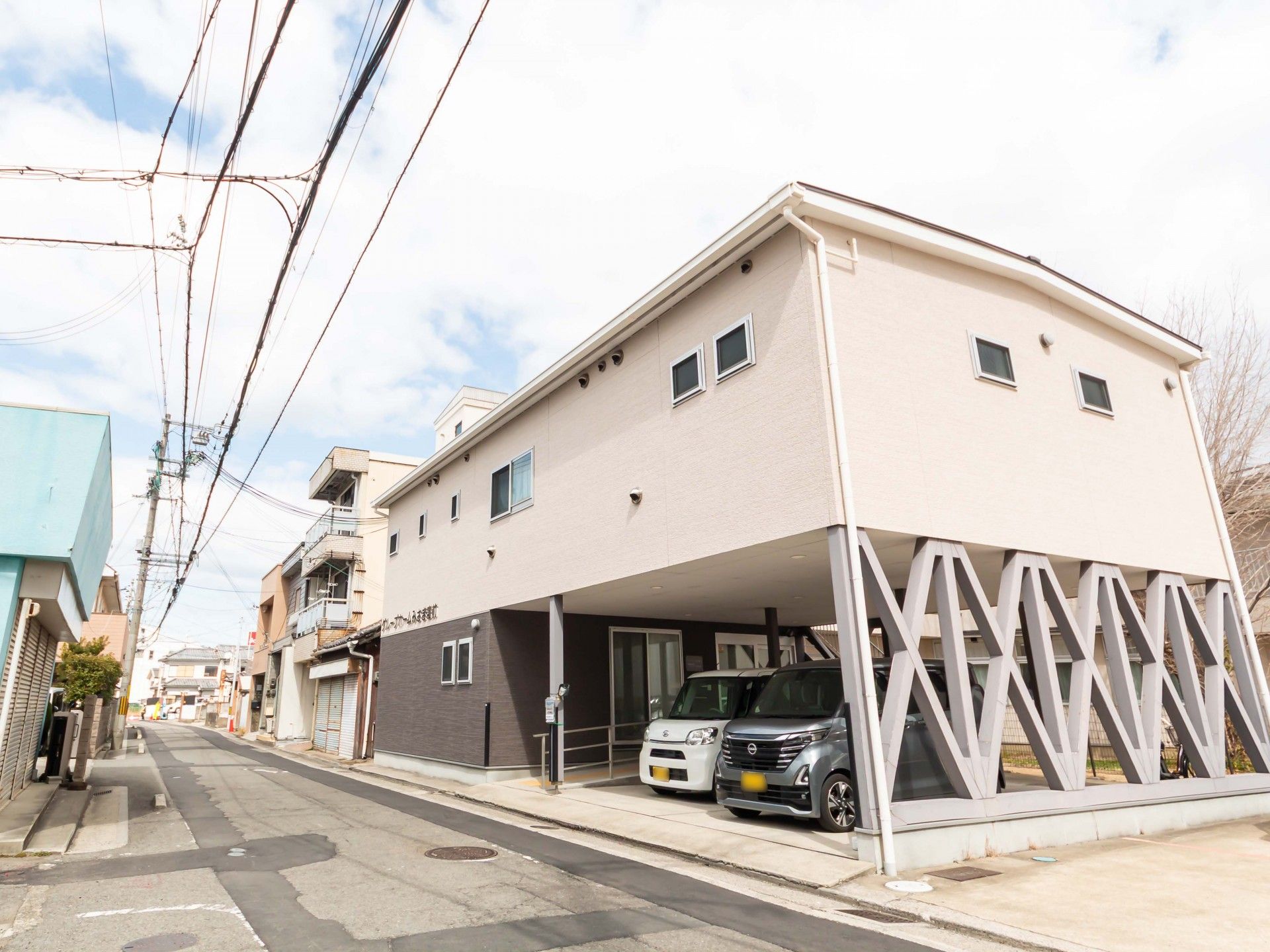通りに面した建物外観