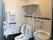 白を基調とした清潔な空間である。壁にはトイレ用の手すりが取り付けられている。オストメイト対応のトイレも一緒に設置されている。