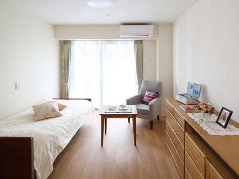 居室にはエアコンが設置されており、入居者様はリモコンによる調整でいつでも快適に過ごすことが可能である。
