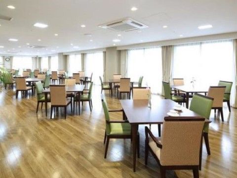 食堂にはテーブルと椅子が動線を考慮した配置になっているため、入居者様同士の衝突などが起きにくく安心である。