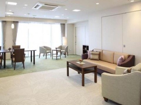明るく落ち着いた雰囲気の談話室である。入居者様は来訪者様との団欒や小休止の際に、いつでも使用することができる。